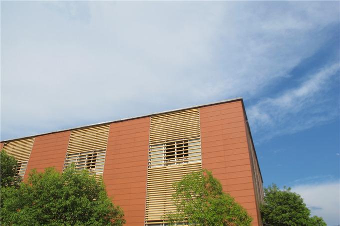 La parete di terracotta della facciata di Rainscreen piastrella i pannelli ceramici beige con la resistenza UV